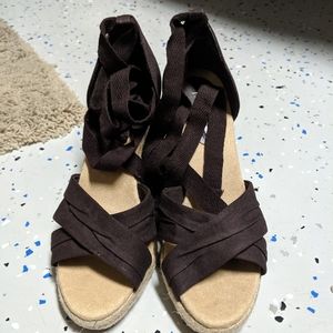 Brown Wrap Tie wedges
